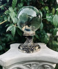 Image 1 of Magnifique boule de cristal de 13cm de diamètre et son support plaqué argent, Art Nouveau