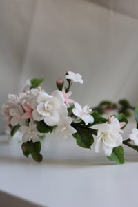 Image 3 of Corona de Flores que Enamoran (Paso a Paso)