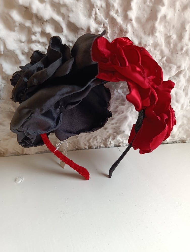 Image of Cerchietto floreale bicolore rosso/nero