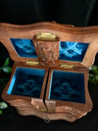 Image 5 of Incroyable coffre à bijoux, en bois sculpté, dite Forêt Noire, soie bleue, fin du 19ème s.