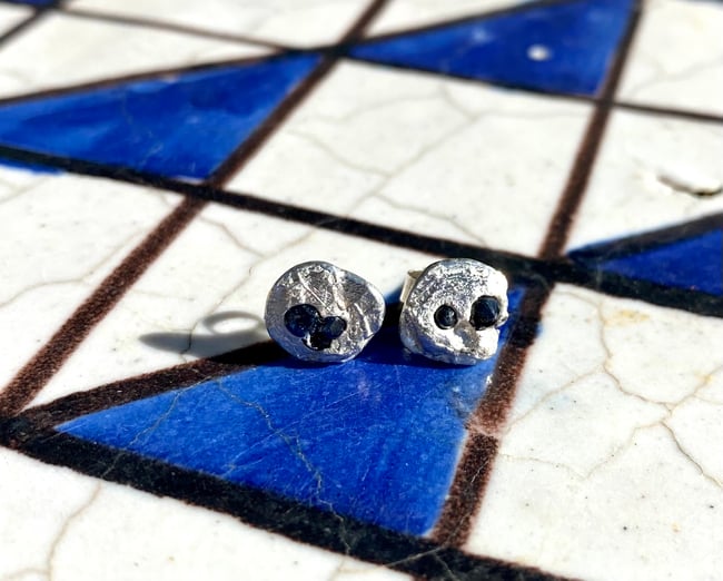 Embedded multi sapphire studs 