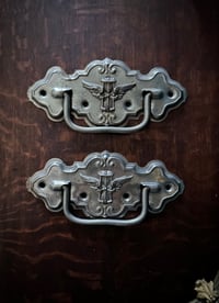 Image 8 of Paire de poignées chromée , décor de sablier ailé, 1910-20