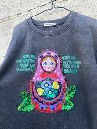 Image 8 of Camiseta bordada a man. MATRIOSKA gris. En STOCK