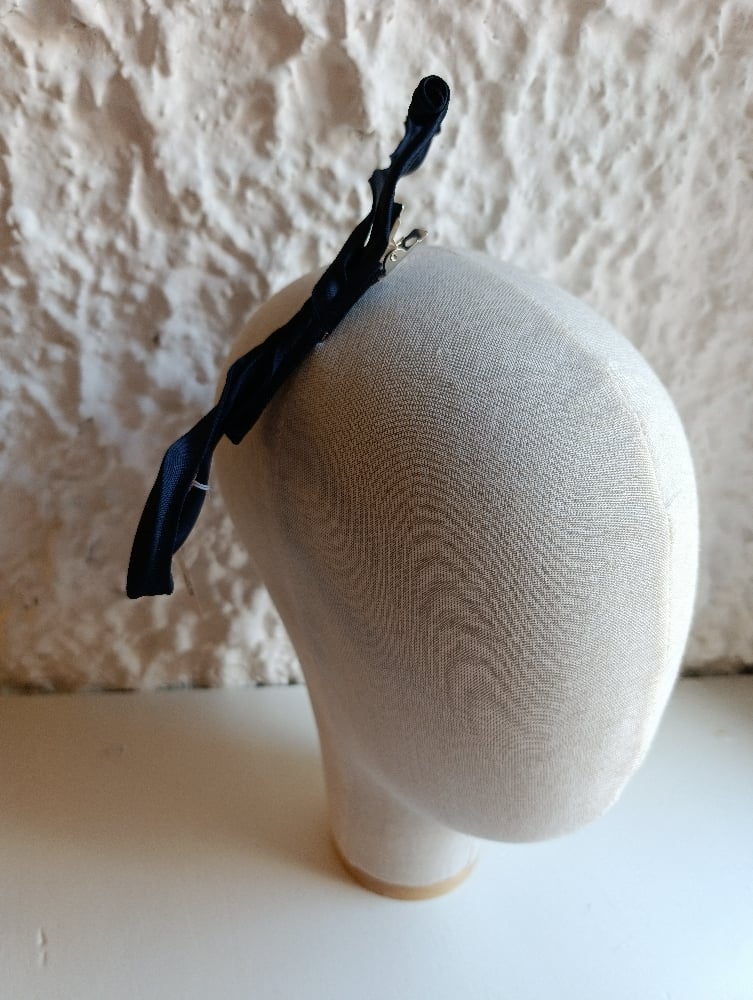 Image of Fermaglio fiocco stilizzato in raso blu