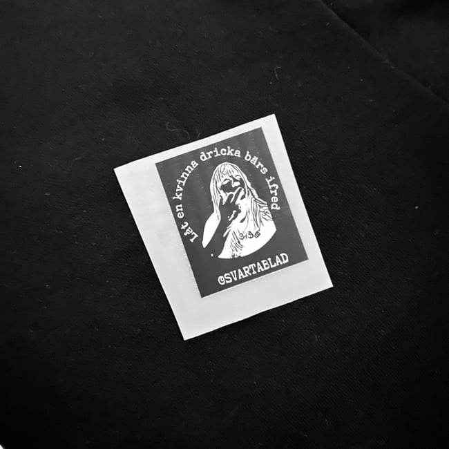 Stryka på märke - Låt en kvinna dricka bärs (svart)