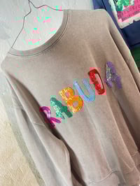 Image 3 of Suadoiro bordado a man. RABUDA. Gris letras cores. Talla L oversize. En Stock!