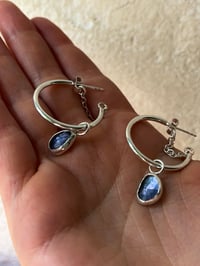 Image 3 of Chained Hoops mit Iolith Charms