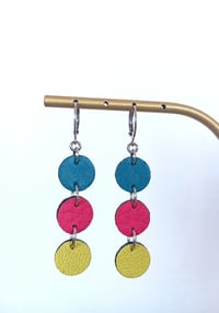 Image 3 of Boucles d'oreilles Zoé mini en cuir upcyclé 