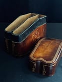 Superbe boîte en cuir, vintage italien, à deux compartiments pour deux jeux de cartes. 