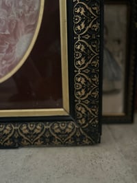 Image 5 of Grand cadre Napoleon III en bois noirci et dorures, passe-partout bordeaux et doré. XIXème siecle