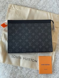 Image 4 of LV CLUTCH🧸