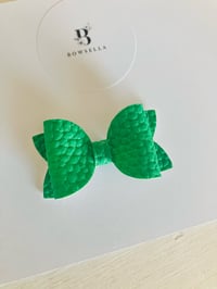 Green leathernette bow 