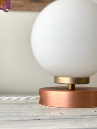 Image 3 of Lampe laiton cuivré et globe blanc mat 