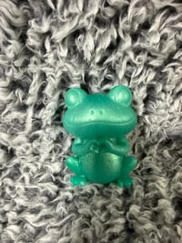 Image 3 of Resin frog with heart