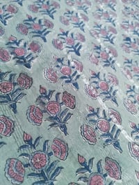 Image 4 of Coupon 1m50 lurex argenté  bouquets