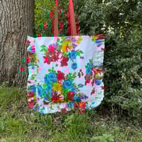 Image 2 of Floral Ruffle Tote Box Corners