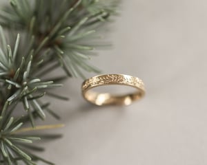 Image of 18ct gold 3mm flat court 'fir engraved' ring