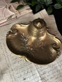 Image 3 of Encrier Art Nouveau en bronze et godet en porcelaine, début 1900