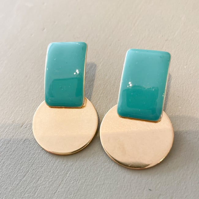 CATHERINE | Boucles d'oreilles graphiques en résine & médaille acier inoxydable doré