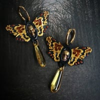Image 1 of Pendientes Polilla Calavera Dorada