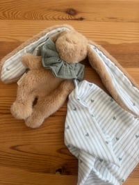 Image 1 of DOUDOU CORPS MOU ET SON LANGE MOTIF RAYÉ ET CŒUR VERT 