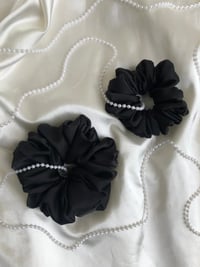 Image 8 of SCRUNCHIE OVERSIZED + STANDARD BLACK