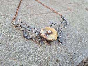 Shell and pearl necklace 