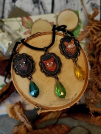 Image 2 of Wisiorek z kreaturką w stylu vintage