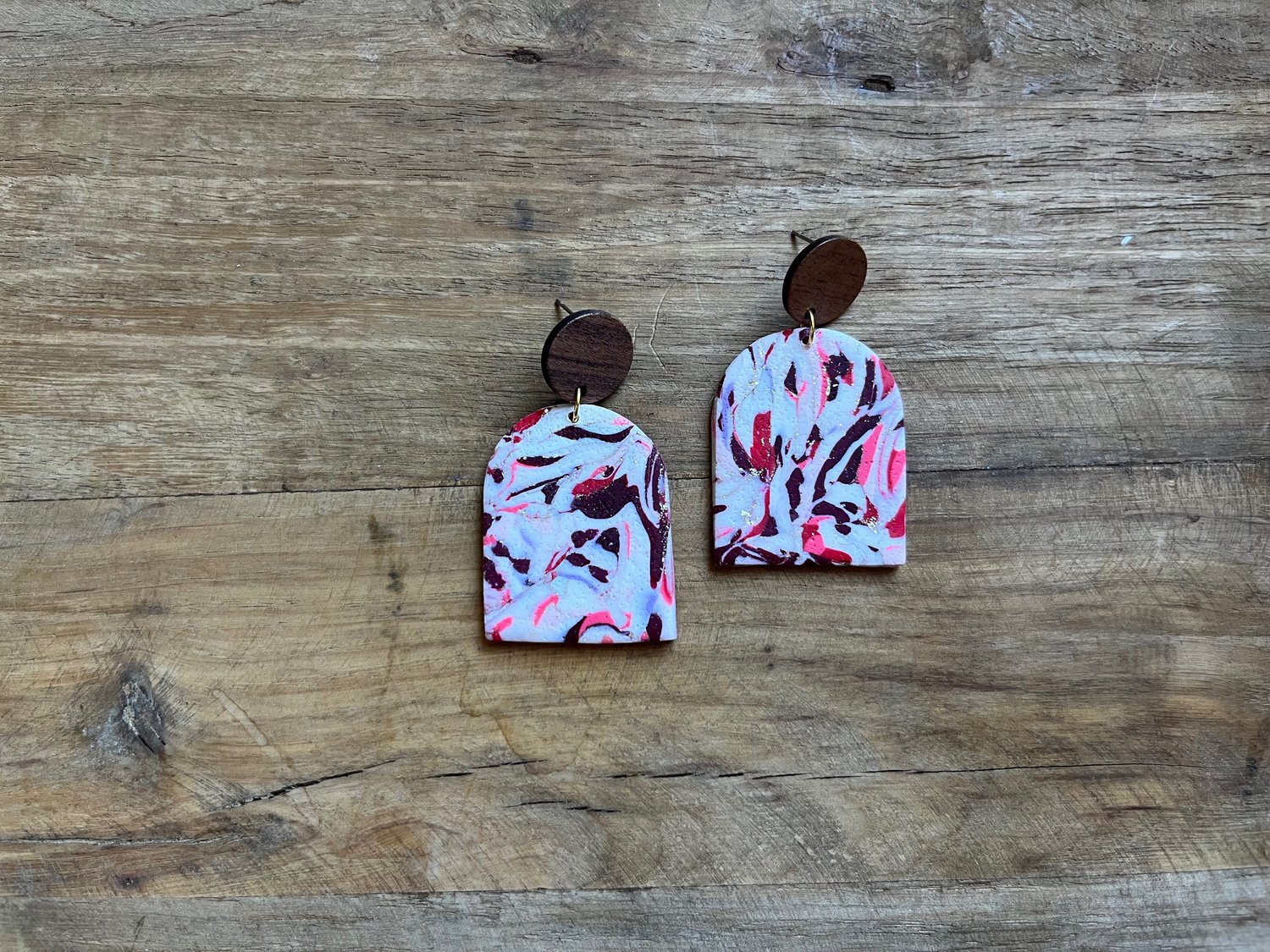 Image of Rainier in White Swirl