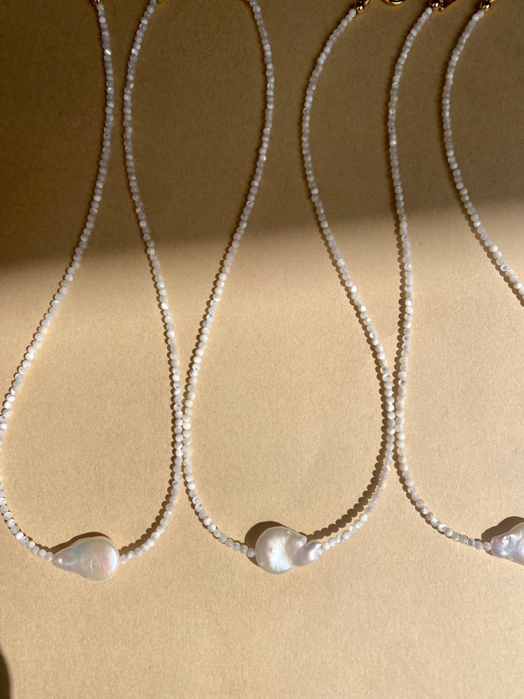 Image of Mini MOP reversible pearl necklace 
