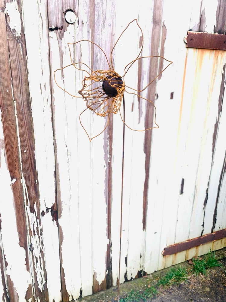 beautiful wire daffodil plant stake