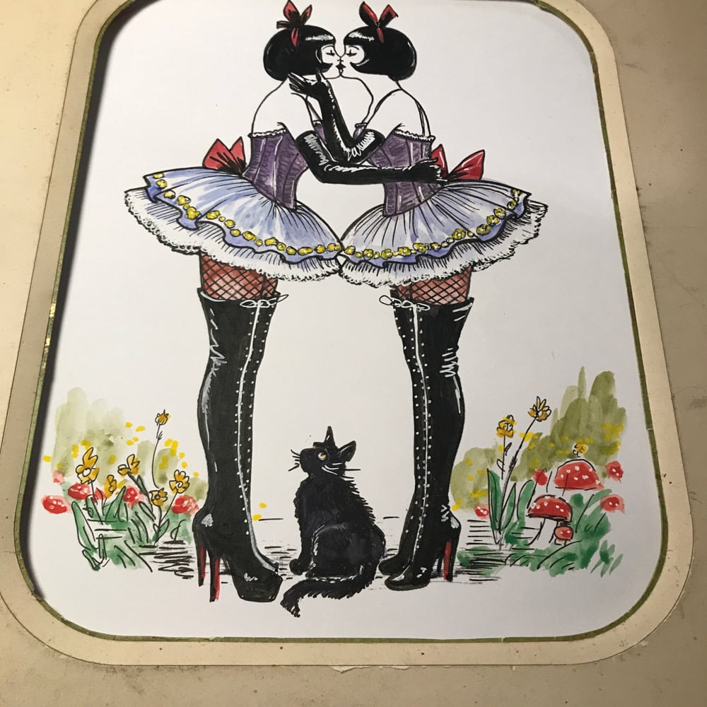 Image of Alice/Loulou kissing 