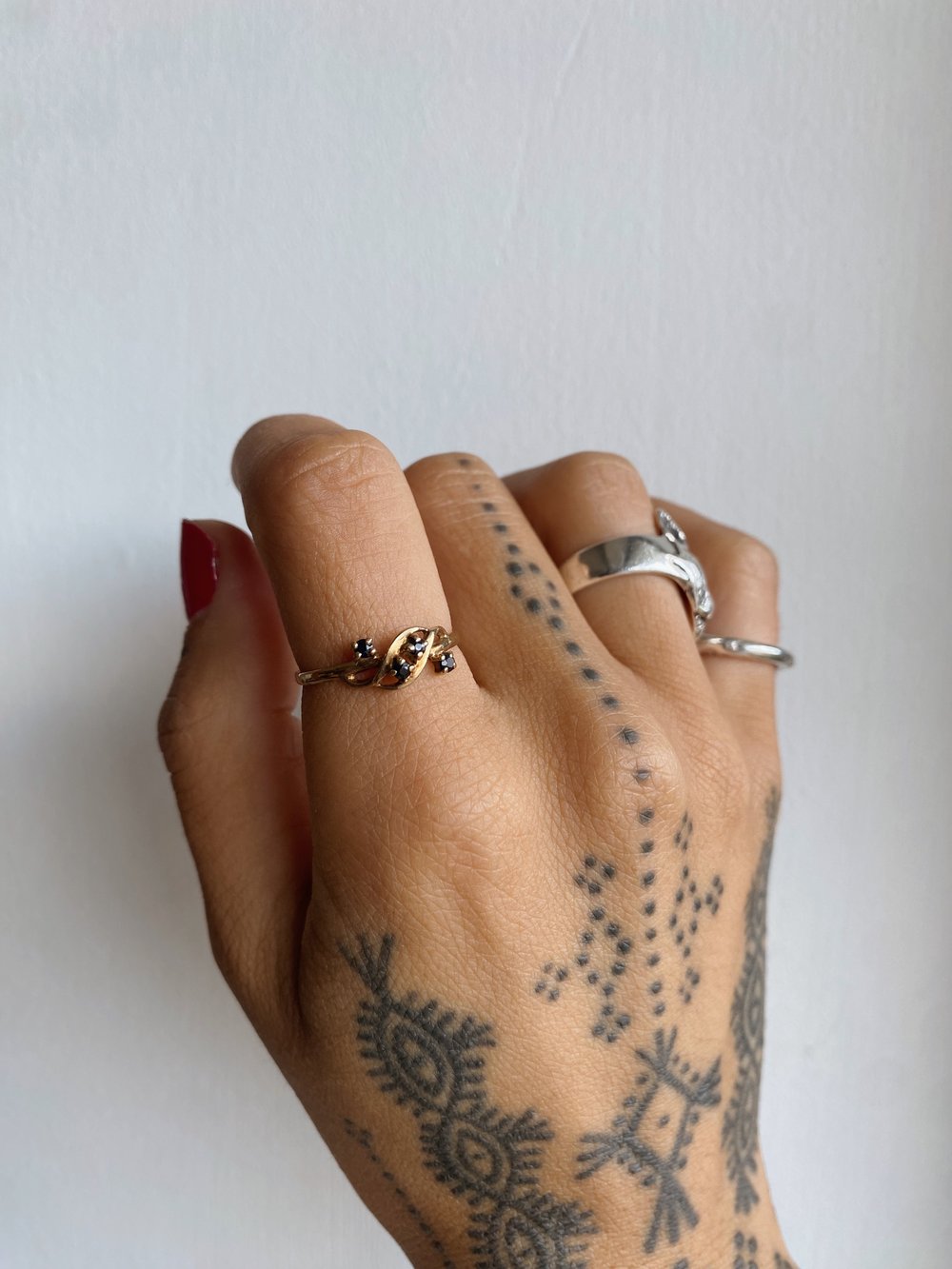 Image of Vintage 9ct sapphire stone ring 