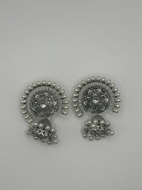 Short pearl jhumka 