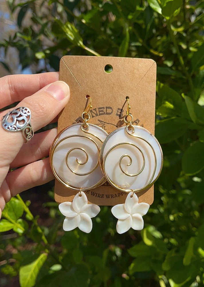Image of Swirl Shell Earrings (Gold)