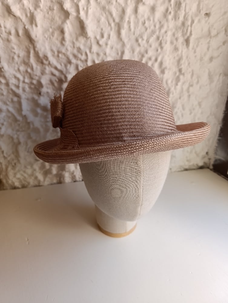 Image of Bombetta estiva in sisal champagne con fiocco sfrangiato 