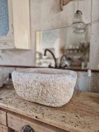 Image 1 of La vasque en pierre taillée