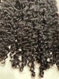 Image 5 of 26 inch CURLY 5x5 LACE CLOSURE GLUELESS WIG