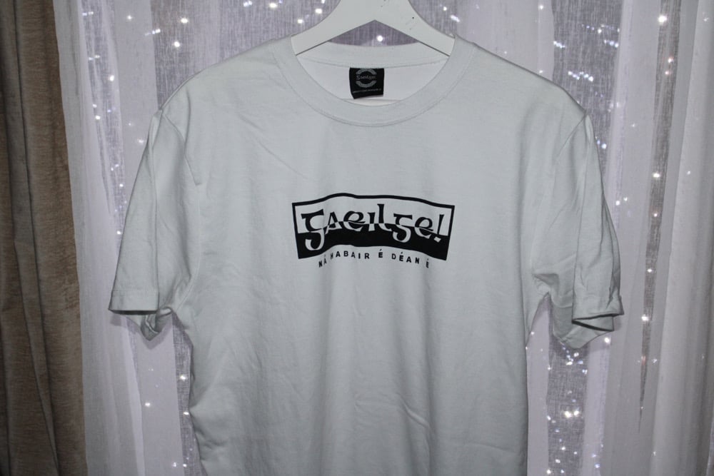 Gaeilge Bosca T-Léine — Bán agus Dubh