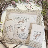 Image 2 of Queen Anne’s Lace Travel Pouch