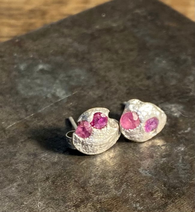 Mismatch sapphire embedded medium studs