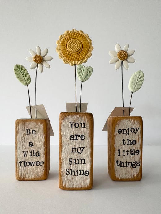 Thimbleville -’Single flower block' Wooden block with Daisy/flower