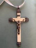 Grande croix, pendentif du 19ème siècle, en os et argent plaqué poinçonné. 