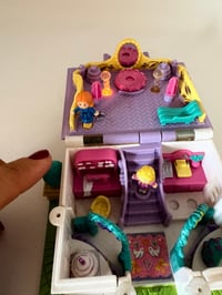 Image 10 of Ensemble bracelet et Polly Pocket Le magasin de robes de mariées