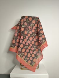 Image 3 of PAÑUELO 70 x 70 ALGODÓN GRANADAS NEGRO