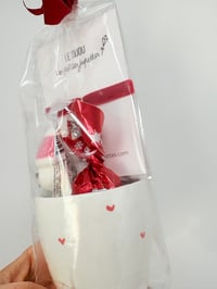 Image 4 of Le Sachet Cadeau tasse à expresso, bracelet et gourmandises rouge