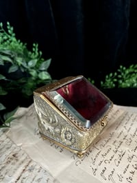 Image 5 of Magnifique boite à bijoux en verre et laiton et soie capitonnée rouge. XIXème s.