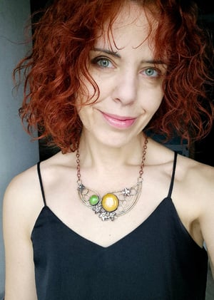  Yellow and green necklace with flowers and honeycomb 