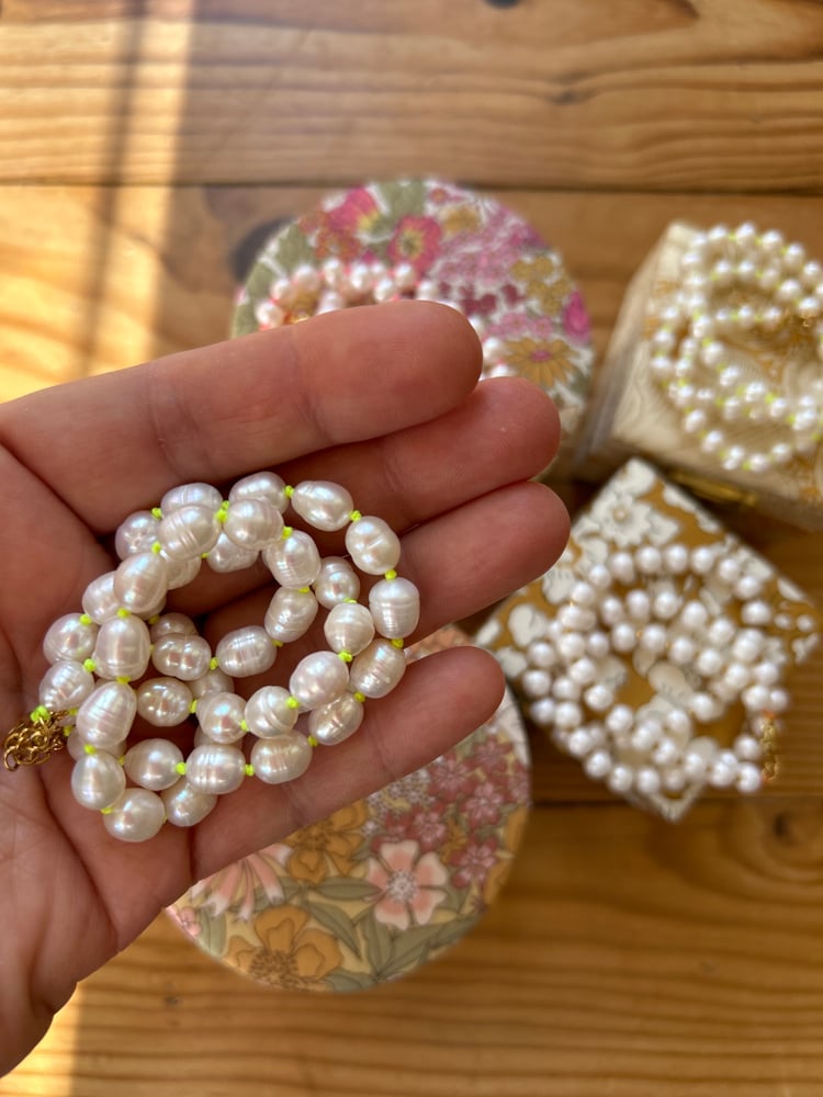 Image of Colliers en perles d’eau douce et en pierres naturelles dans leurs écrins en Liberty 