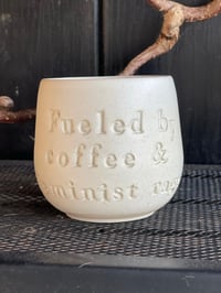 Fueled By Coffee & Feminist Rage Vanilje 1
